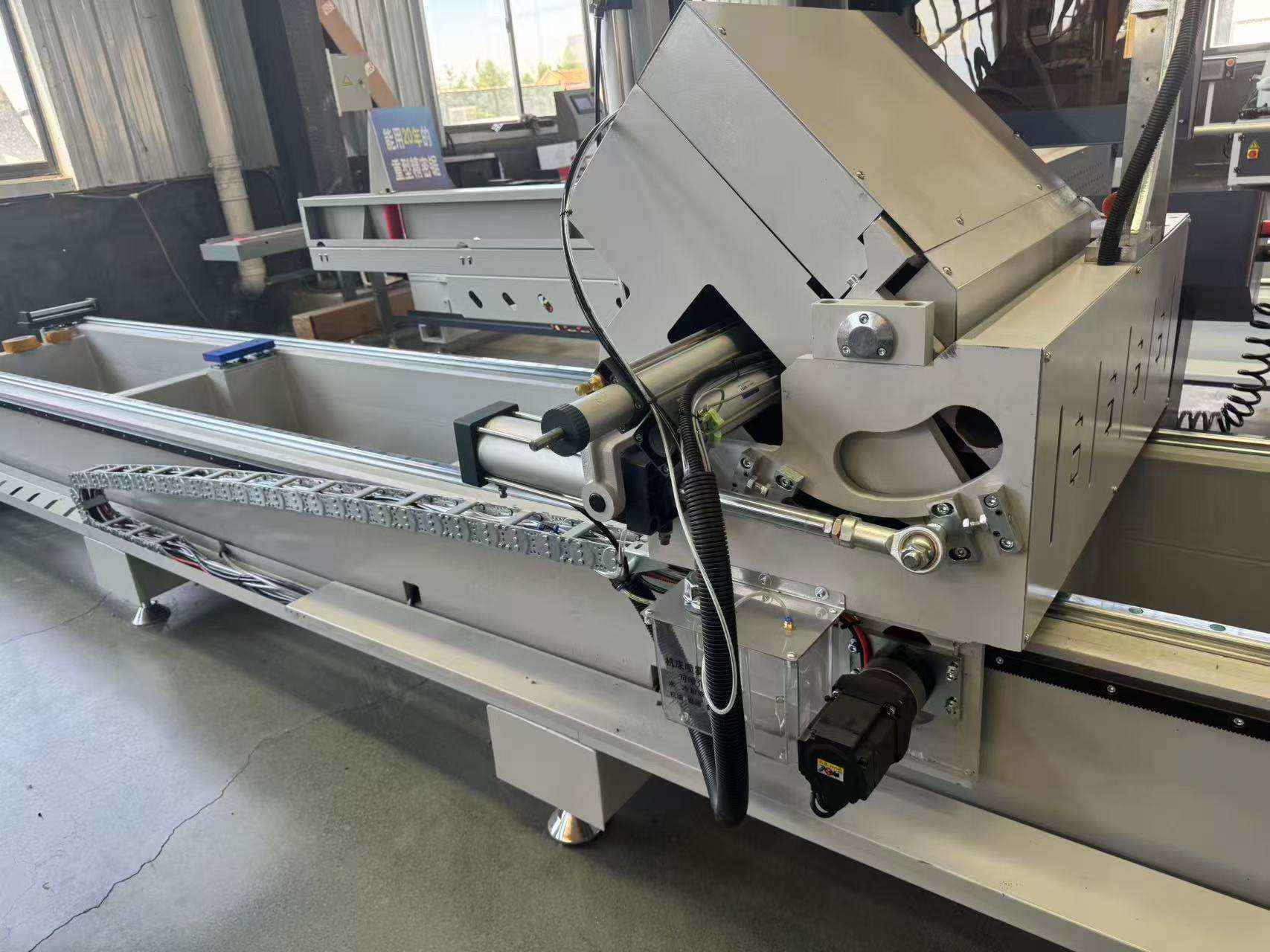 550 CNC 외부 피벗 정밀 마이터 쏘, 45°/90